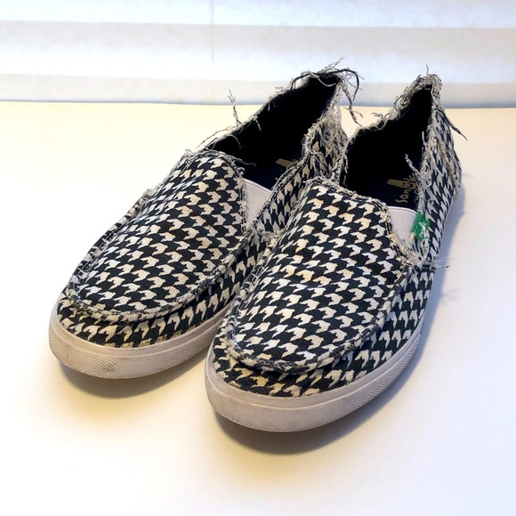 FINAL! SANUK BLACK & WHITE DISTRESSED FRINGE SLIP ONS - Picture 1 of 7